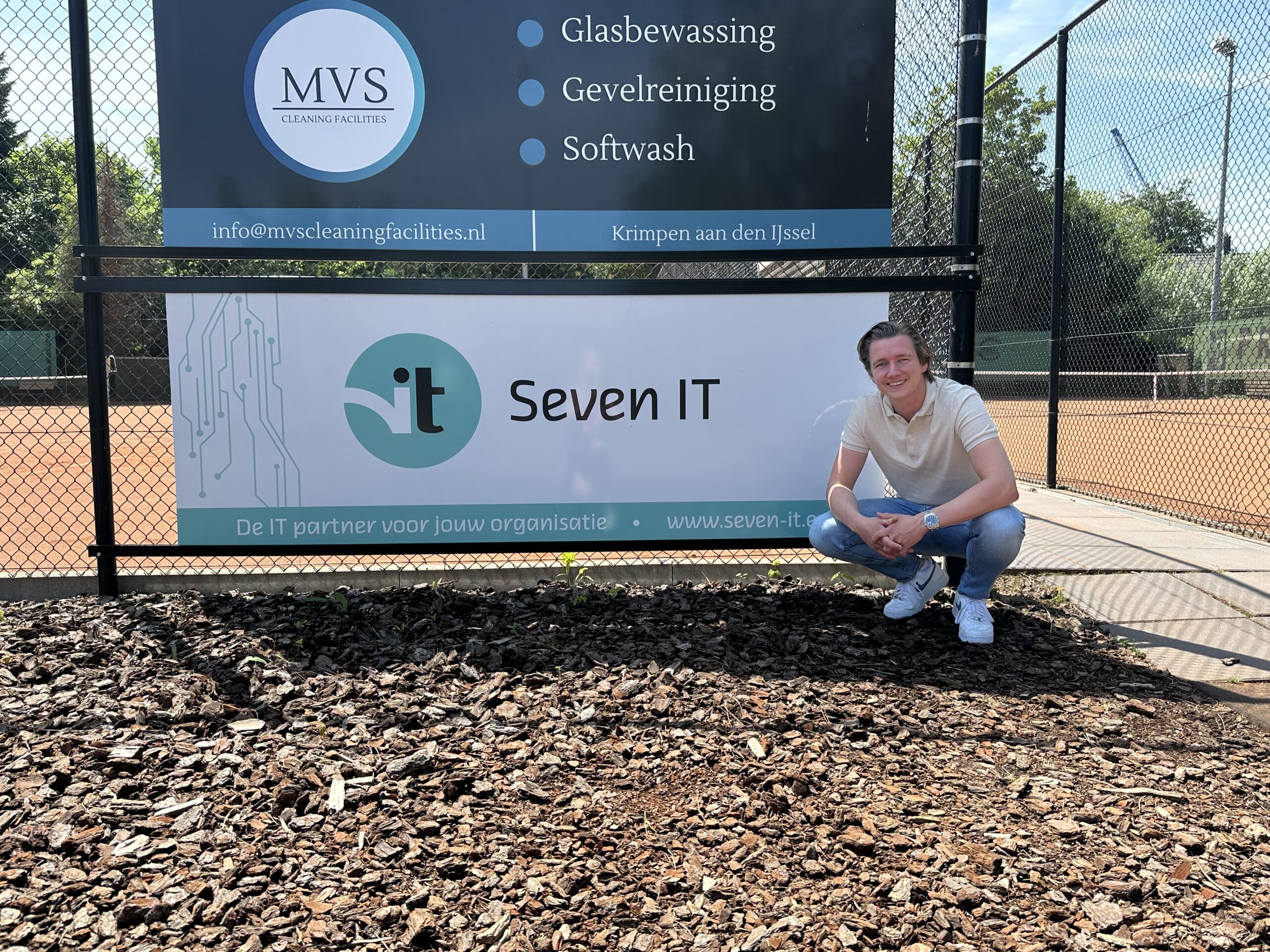 Dit is een foto van het sponsorbord bij Tennisclub Krimpen